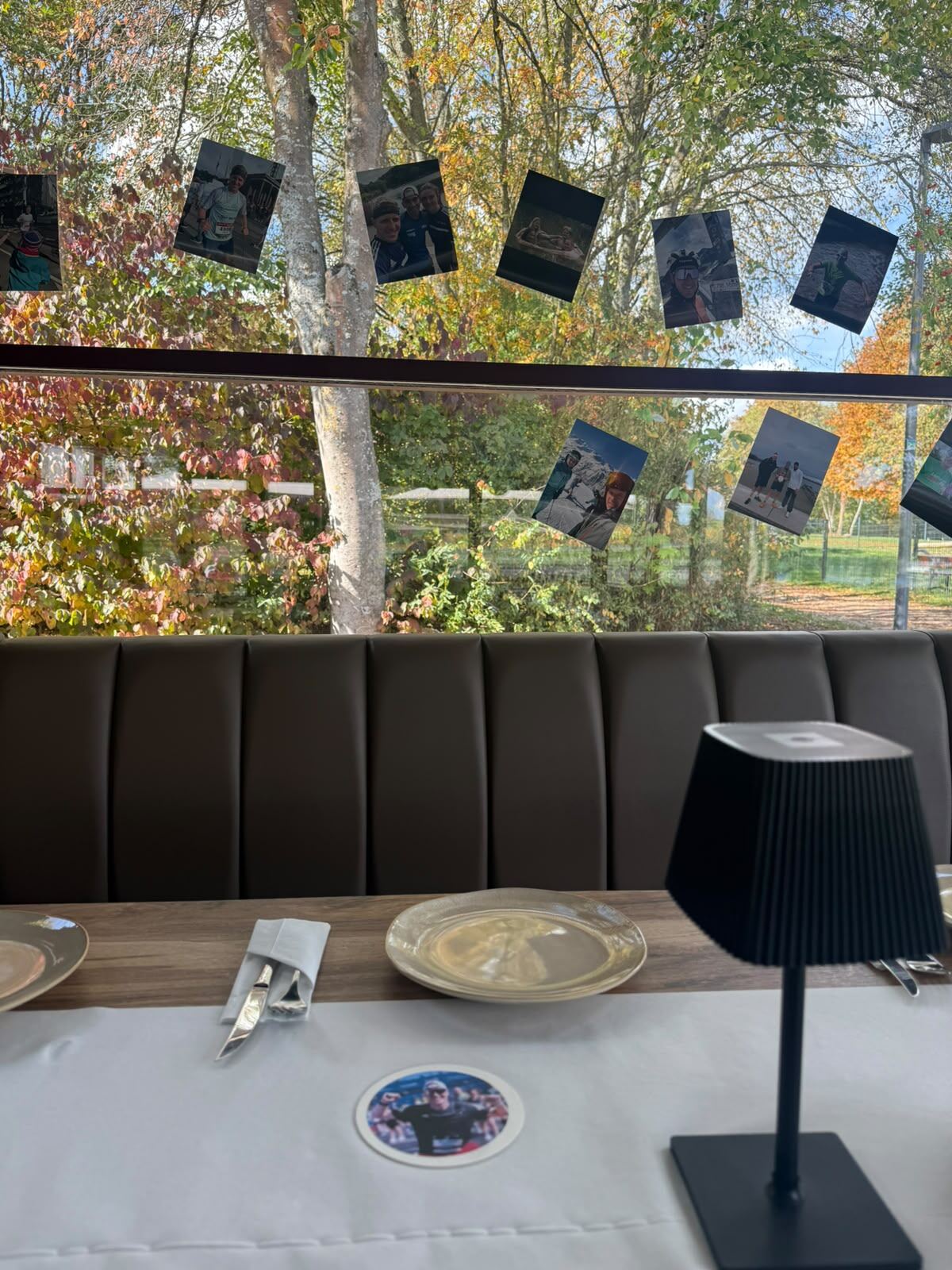 Fotogirlande an den Pavillonfenstern, draußen Birken und Herbstlaub